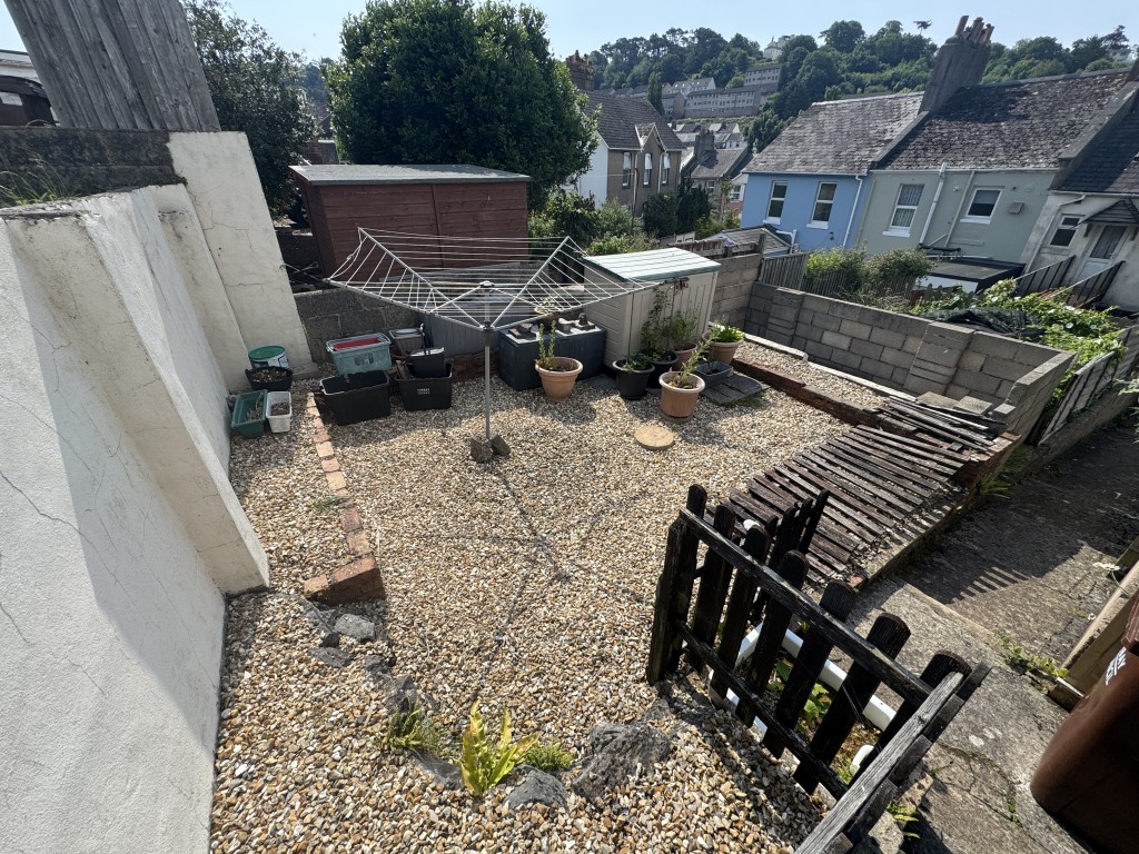 Lot: 93 - GROUND FLOOR FLAT FOR IMPROVEMENT - Rear garden from parking area